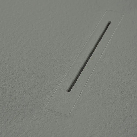 Nahaufnahme des verdeckten Ablaufs Mineralguss Duschwanne in Grau