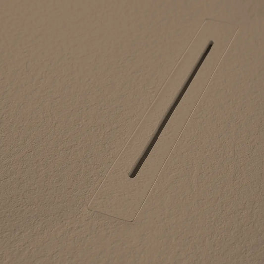 Nahaufnahme des verdeckten Ablaufs Mineralguss Duschwanne in Mokka