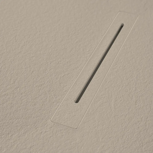 Nahaufnahme des verdeckten Ablaufs Mineralguss Duschwanne in Sahne