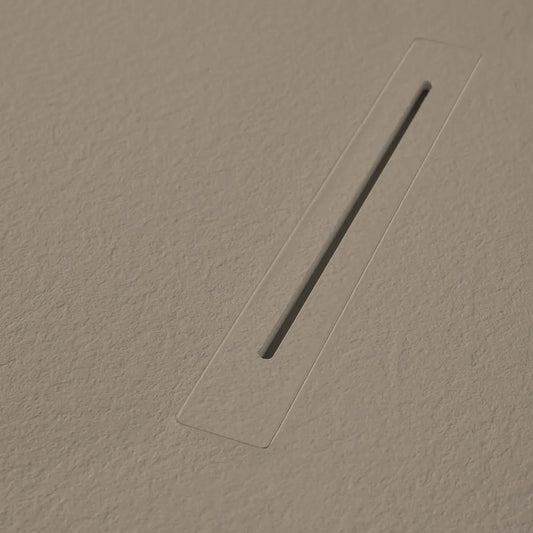 Nahaufnahme des verdeckten Ablaufs Mineralguss Duschwanne in Sand