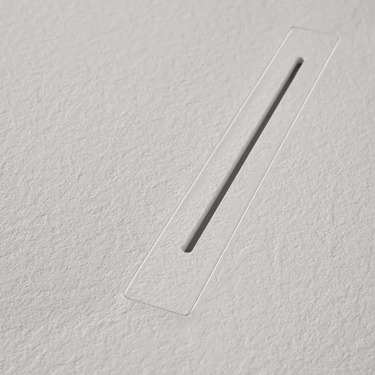 Nahaufnahme des verdeckten Ablaufs Mineralguss Duschwanne in Weiß